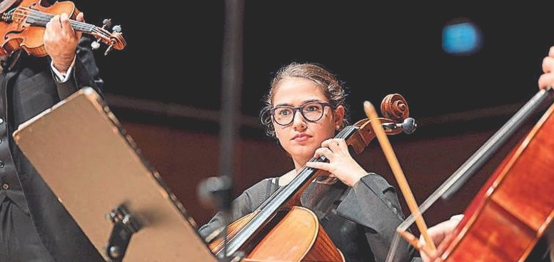 Çello sanatçısı Adasu Akın, müzik tutkusuyla sınırları aşıyor
